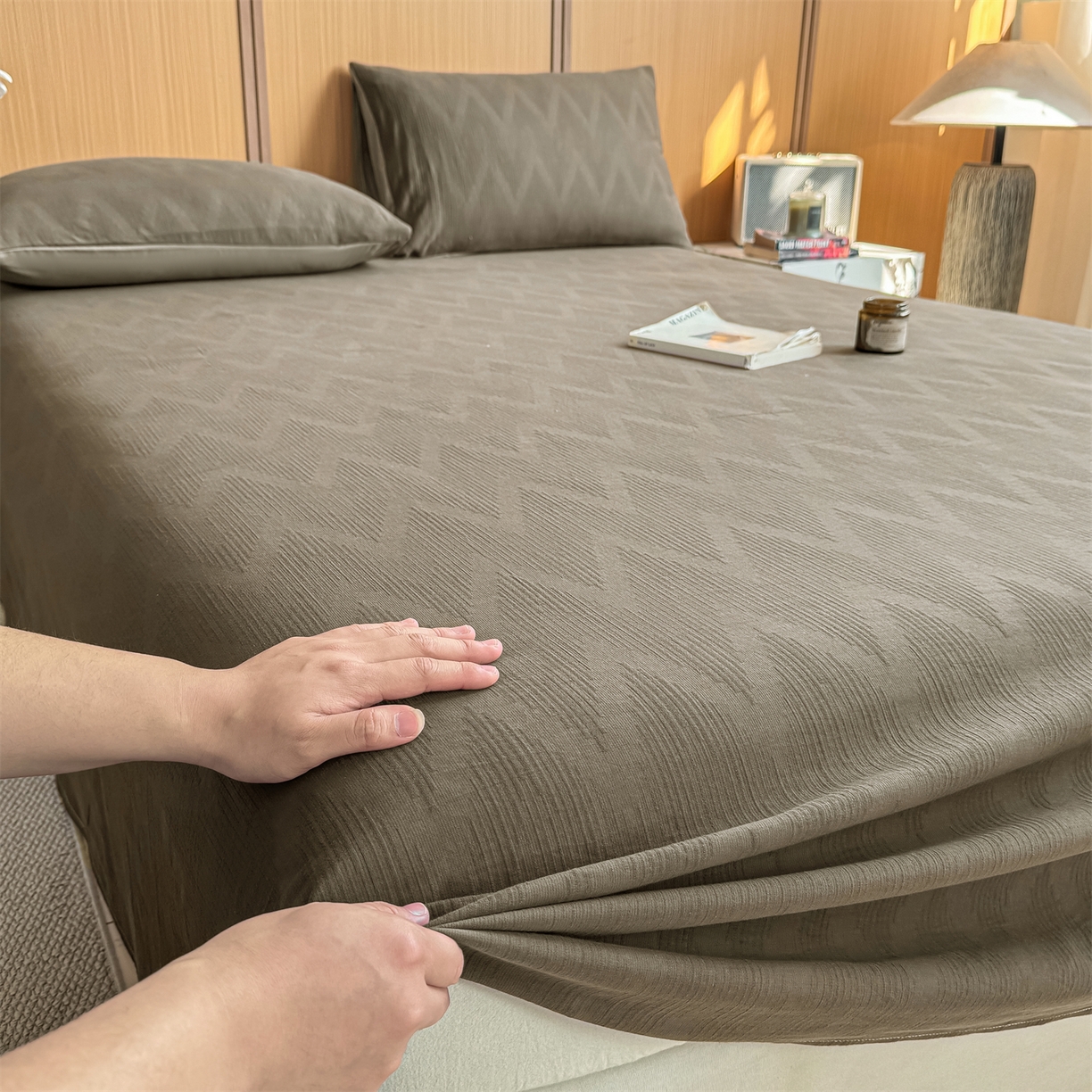 91家纺网 家纺一手货源 找家纺 灰鲸 2026新款全棉简约三层纱色织提花单品床单 影韵-摩卡