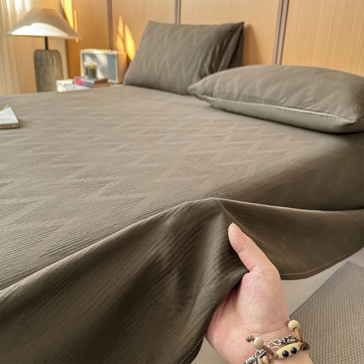 91家纺网 家纺一手货源 找家纺 灰鲸 2026新款全棉简约三层纱色织提花单品床单 影韵-摩卡