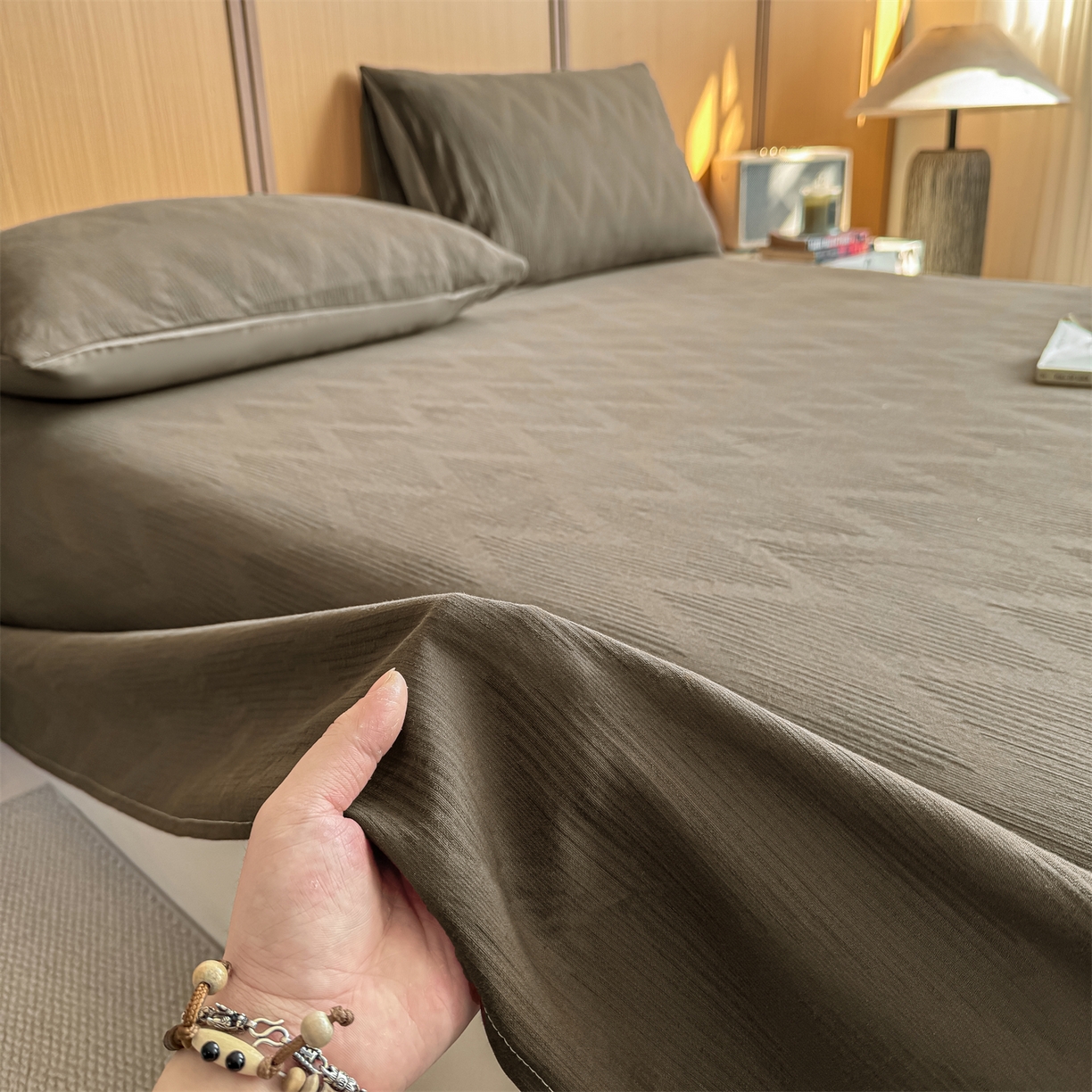 91家纺网 家纺一手货源 找家纺 灰鲸 2026新款全棉简约三层纱色织提花单品床单 影韵-摩卡