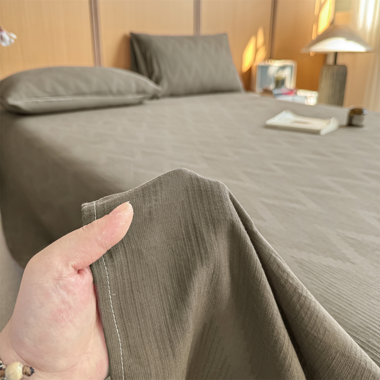 91家纺网 家纺一手货源 找家纺 灰鲸 2026新款全棉简约三层纱色织提花单品床单 影韵-摩卡