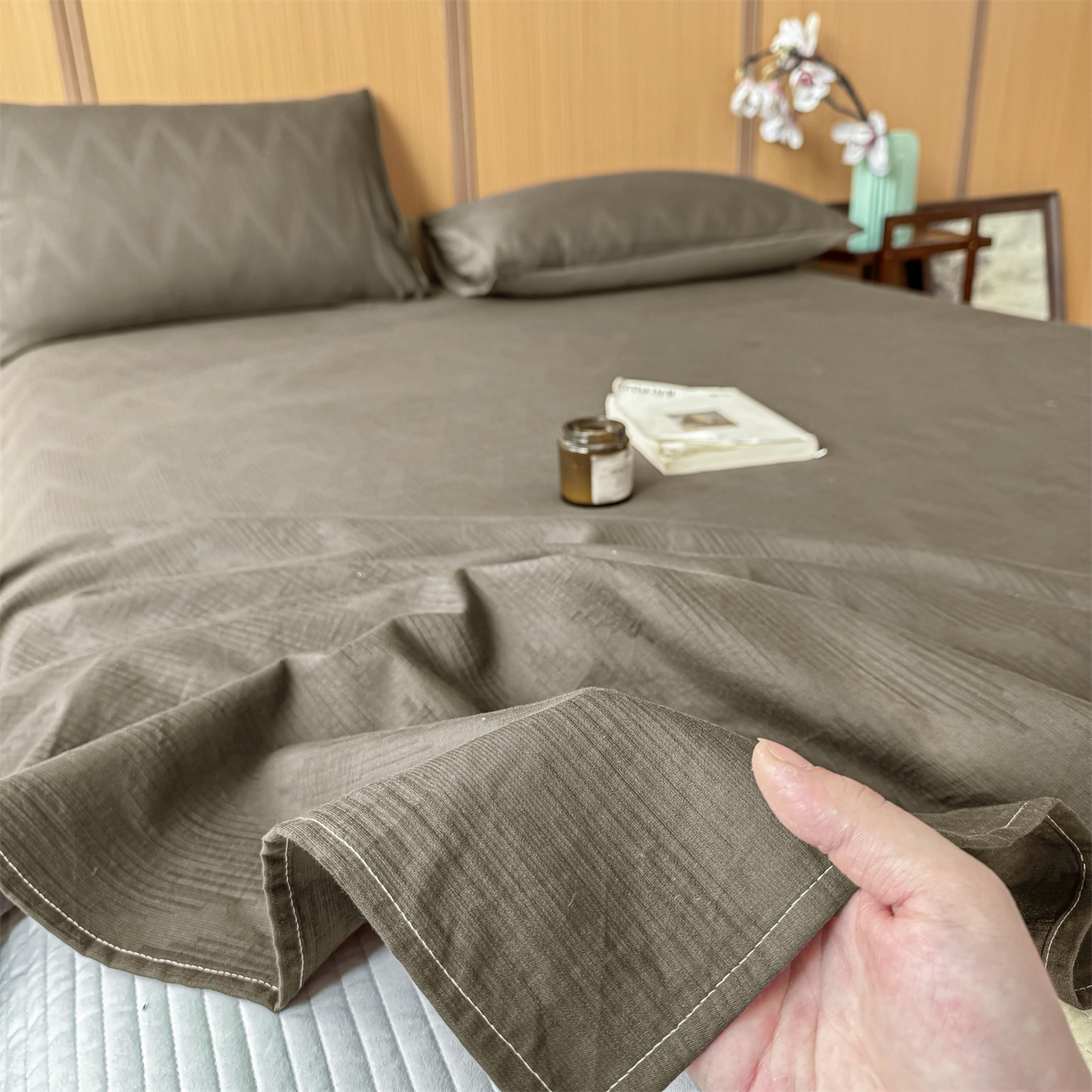 91家纺网 家纺一手货源 找家纺 灰鲸 2026新款全棉简约三层纱色织提花单品床单 影韵-摩卡