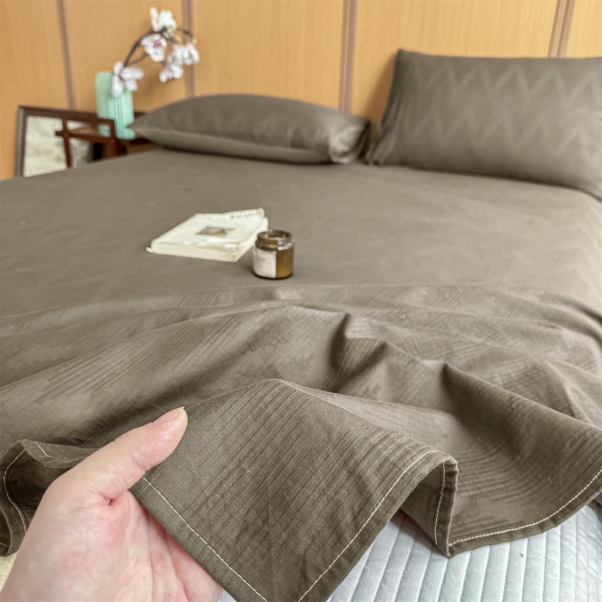 91家纺网 家纺一手货源 找家纺 灰鲸 2026新款全棉简约三层纱色织提花单品床单 影韵-摩卡