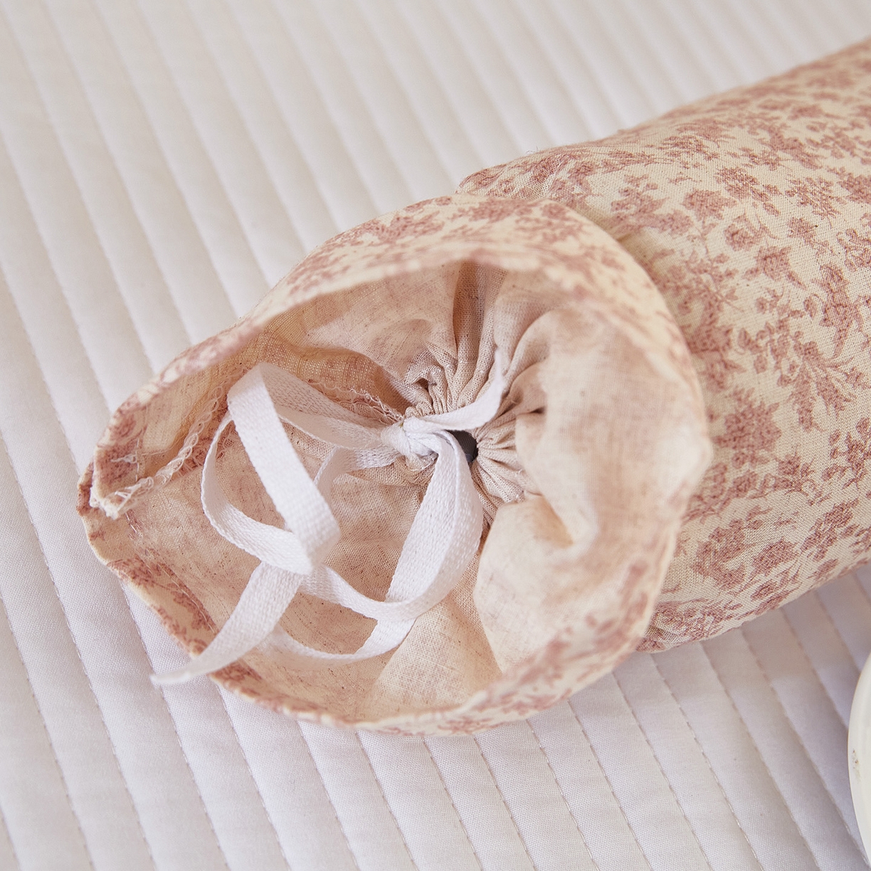 91家纺网 家纺一手货源 找家纺 梦叶草 2026新款全棉圆柱碎花荞麦颈椎枕枕头枕芯 全棉圆柱碎花荞麦颈椎枕-碎花粉