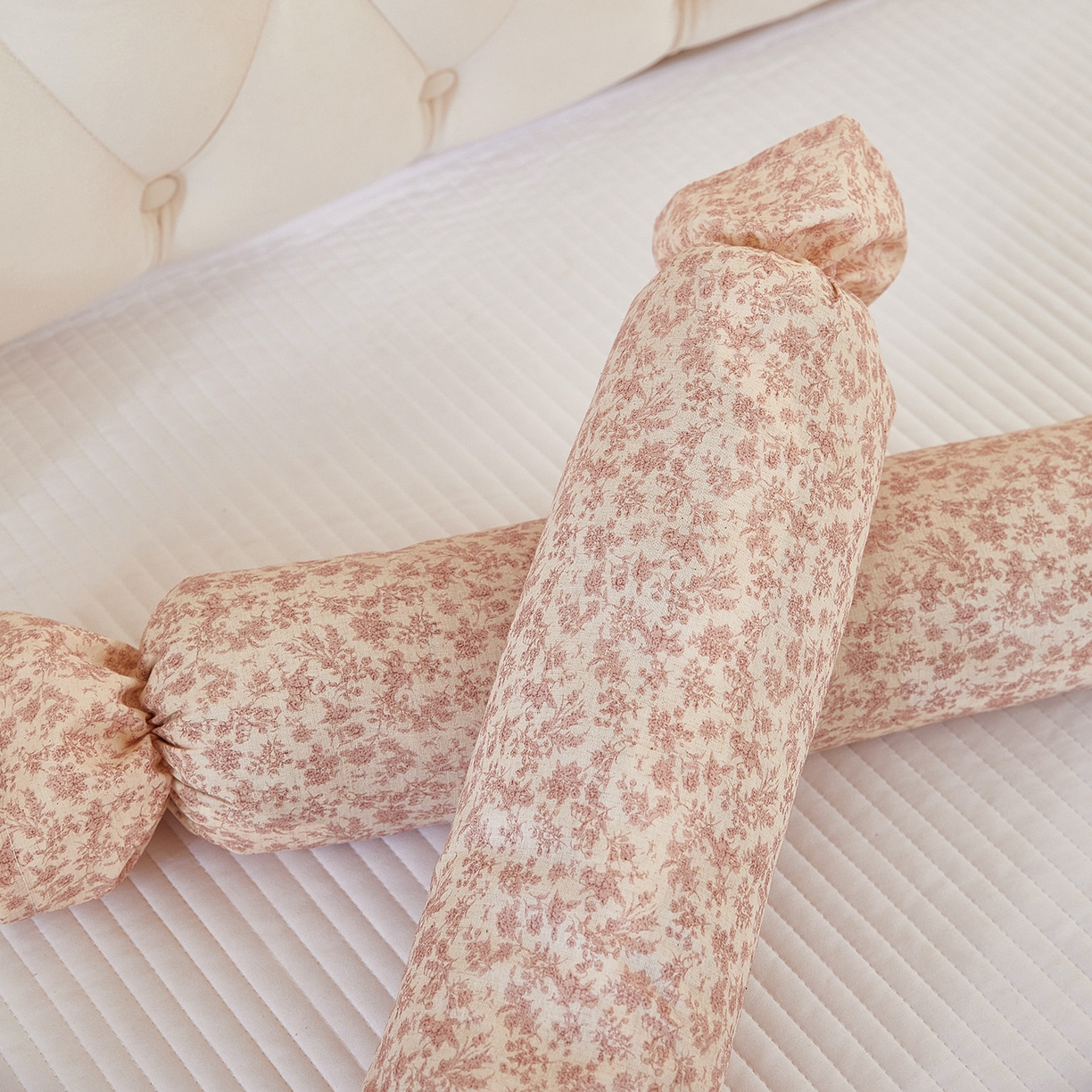 91家纺网 家纺一手货源 找家纺 梦叶草 2026新款全棉圆柱碎花荞麦颈椎枕枕头枕芯 全棉圆柱碎花荞麦颈椎枕-碎花粉