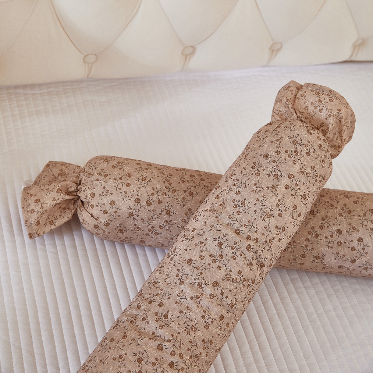 91家纺网 家纺一手货源 找家纺 梦叶草 2026新款全棉圆柱碎花荞麦颈椎枕枕头枕芯 全棉圆柱碎花荞麦颈椎枕-碎花咖