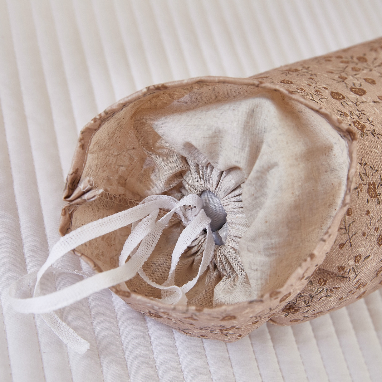 91家纺网 家纺一手货源 找家纺 梦叶草 2026新款全棉圆柱碎花荞麦颈椎枕枕头枕芯 全棉圆柱碎花荞麦颈椎枕-碎花咖