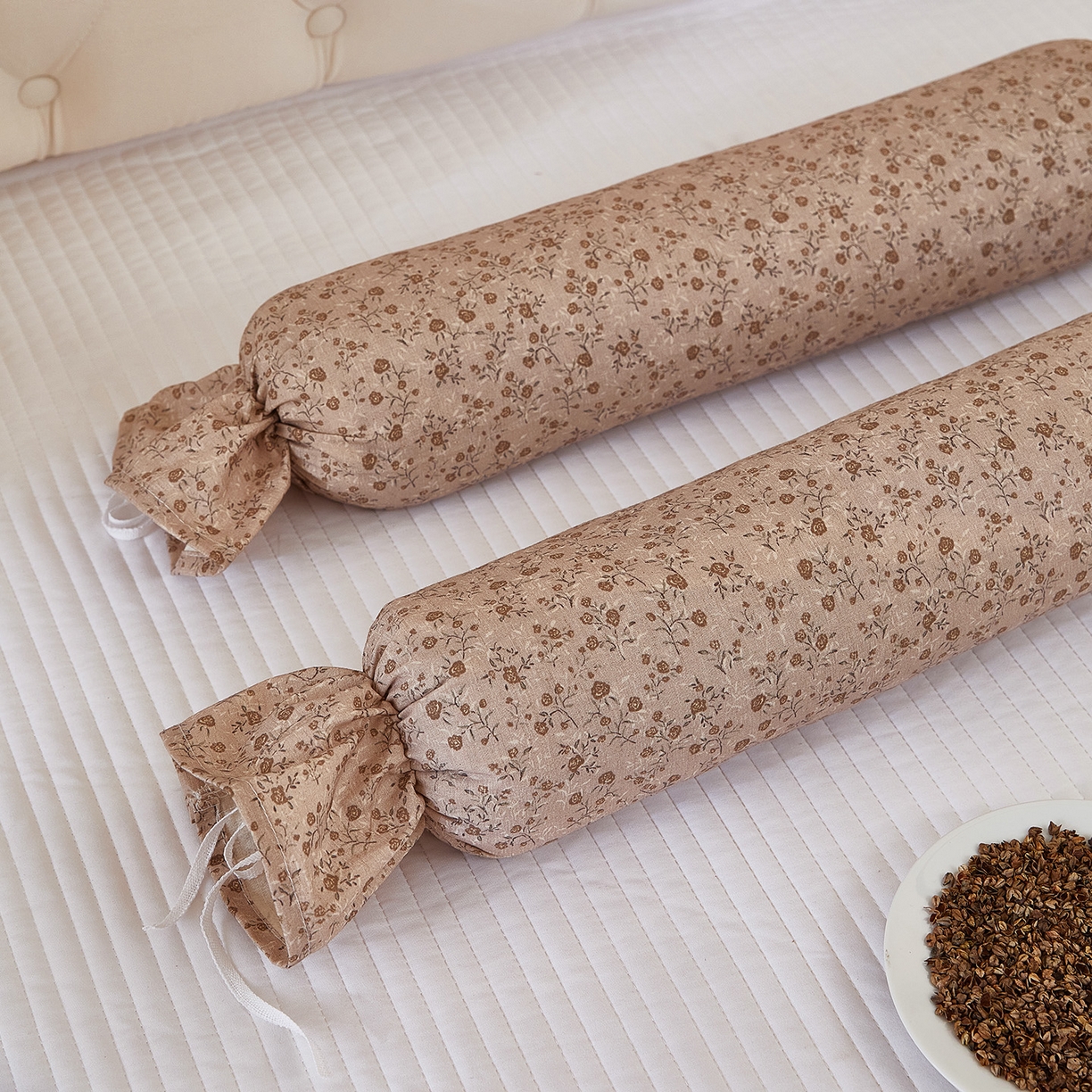 91家纺网 家纺一手货源 找家纺 梦叶草 2026新款全棉圆柱碎花荞麦颈椎枕枕头枕芯 全棉圆柱碎花荞麦颈椎枕-碎花咖