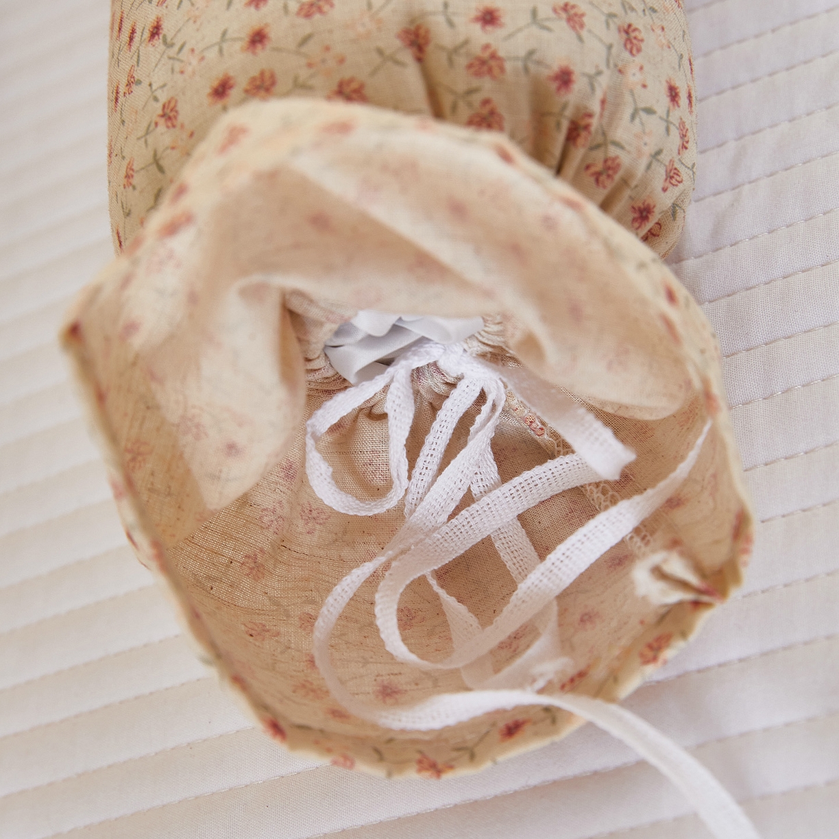 91家纺网 家纺一手货源 找家纺 梦叶草 2026新款全棉圆柱碎花荞麦颈椎枕枕头枕芯 全棉圆柱碎花荞麦颈椎枕-碎花米黄