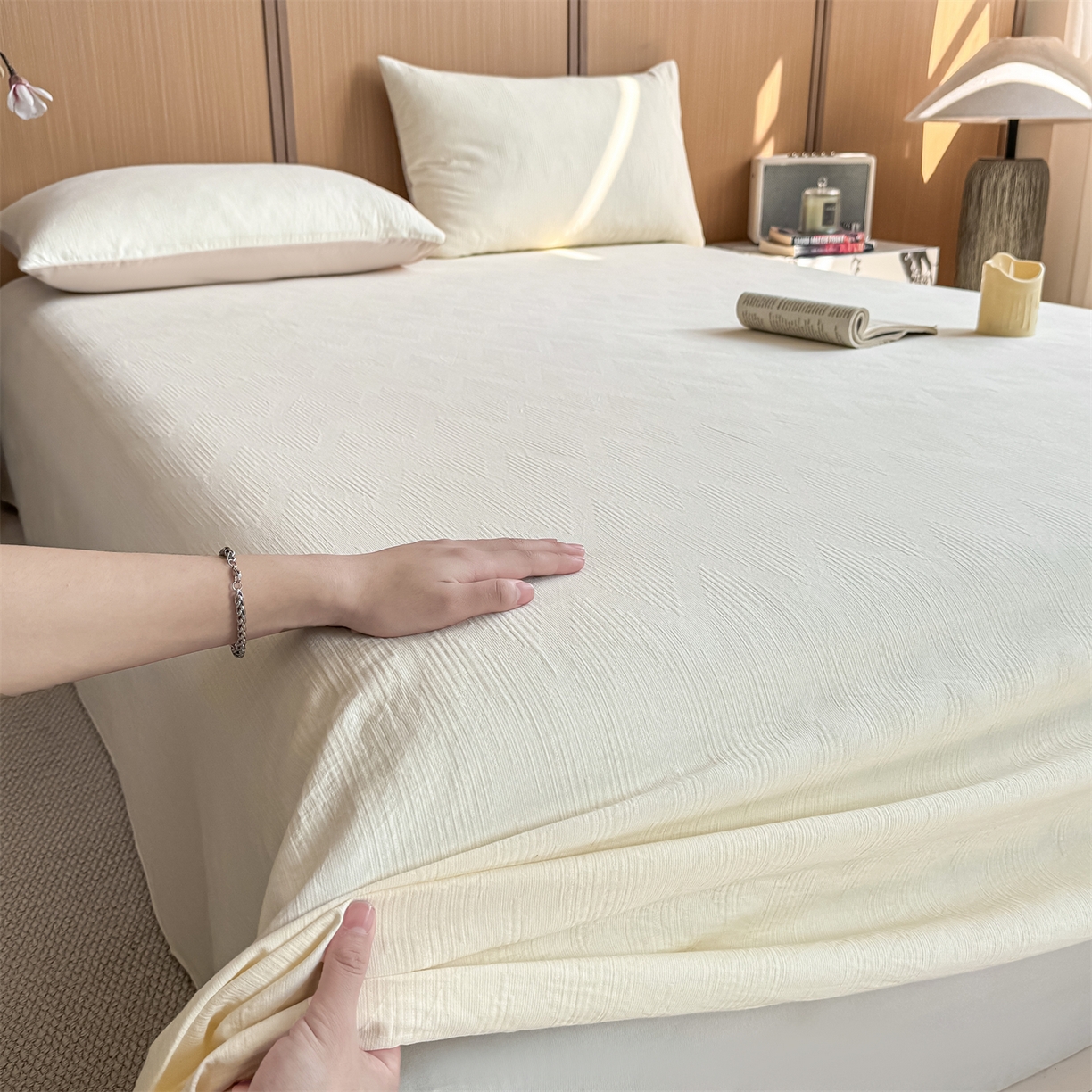 91家纺网 家纺一手货源 找家纺 灰鲸 2026新款全棉简约三层纱色织提花单品床单 影韵-杏仁奶霜