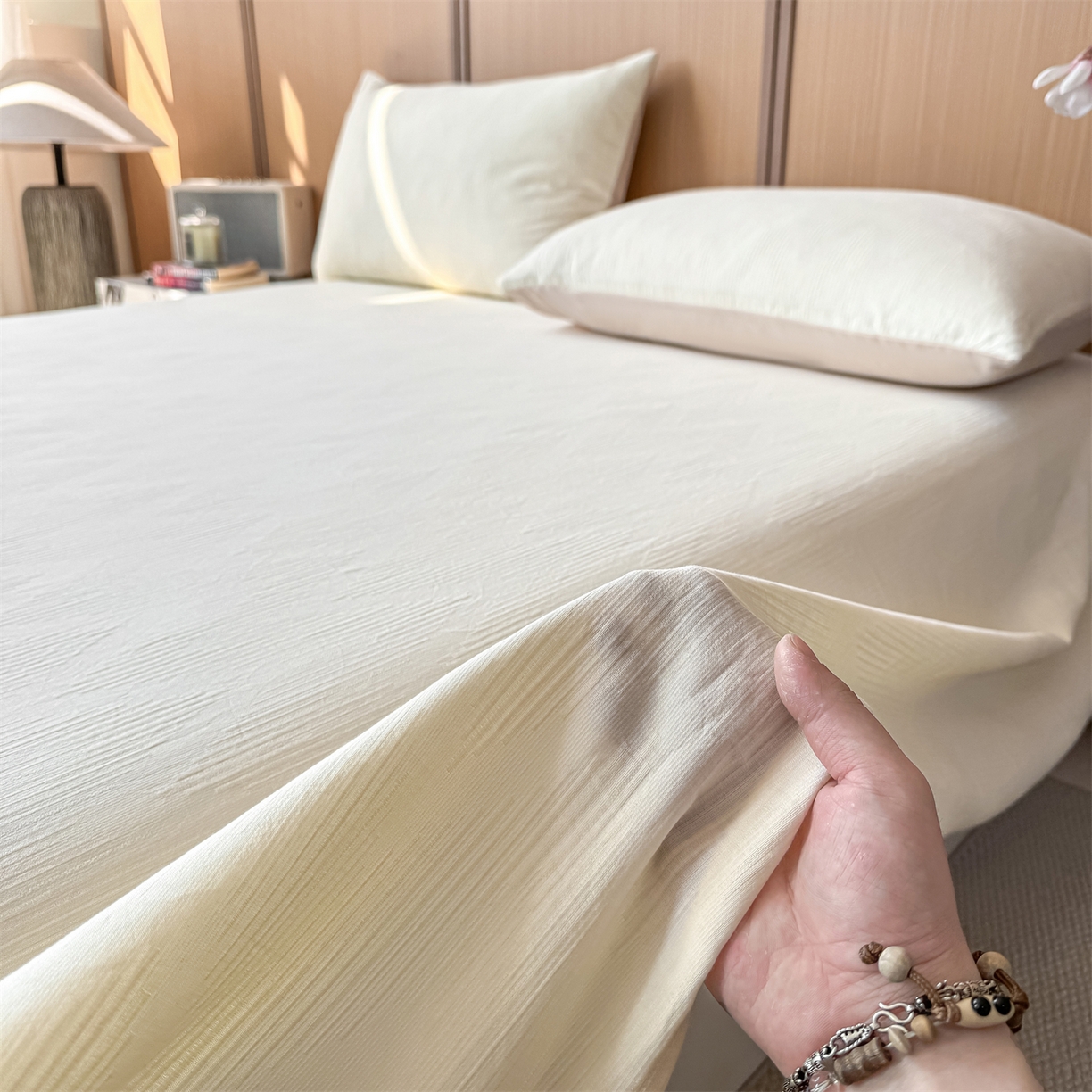 91家纺网 家纺一手货源 找家纺 灰鲸 2026新款全棉简约三层纱色织提花单品床单 影韵-杏仁奶霜