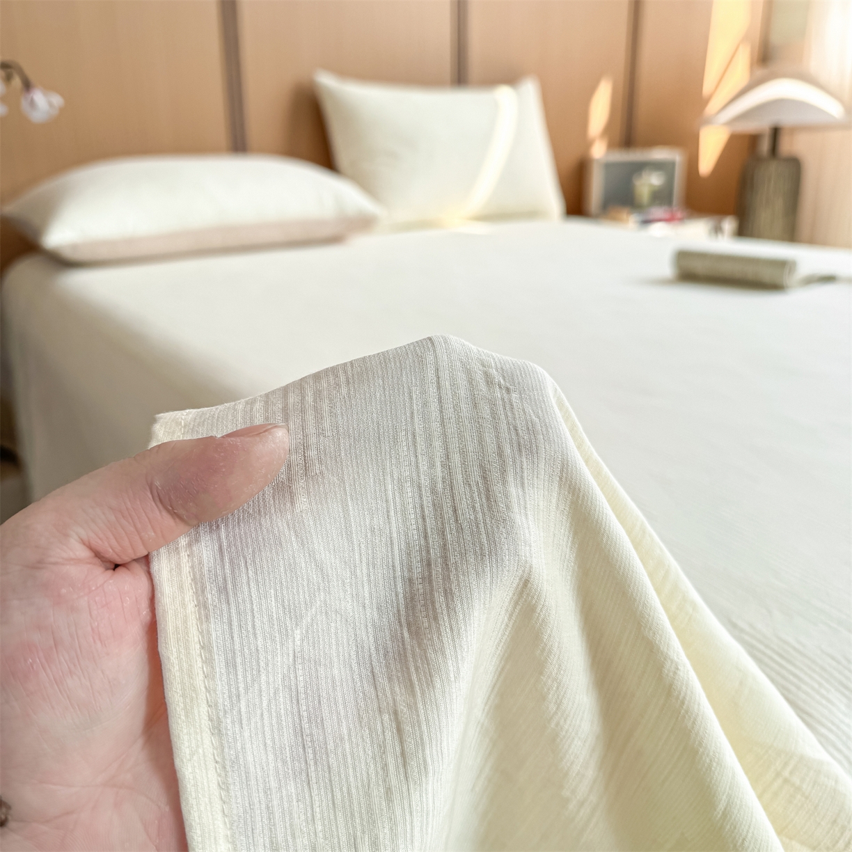 91家纺网 家纺一手货源 找家纺 灰鲸 2026新款全棉简约三层纱色织提花单品床单 影韵-杏仁奶霜