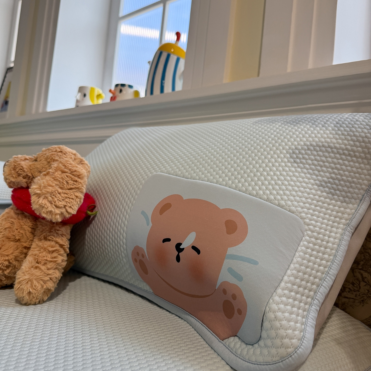 91家纺网 家纺一手货源 找家纺 Sweet dreams甜梦 2026新款A类锦氨异性贴布高端豆豆凉席-场景1 抱抱熊