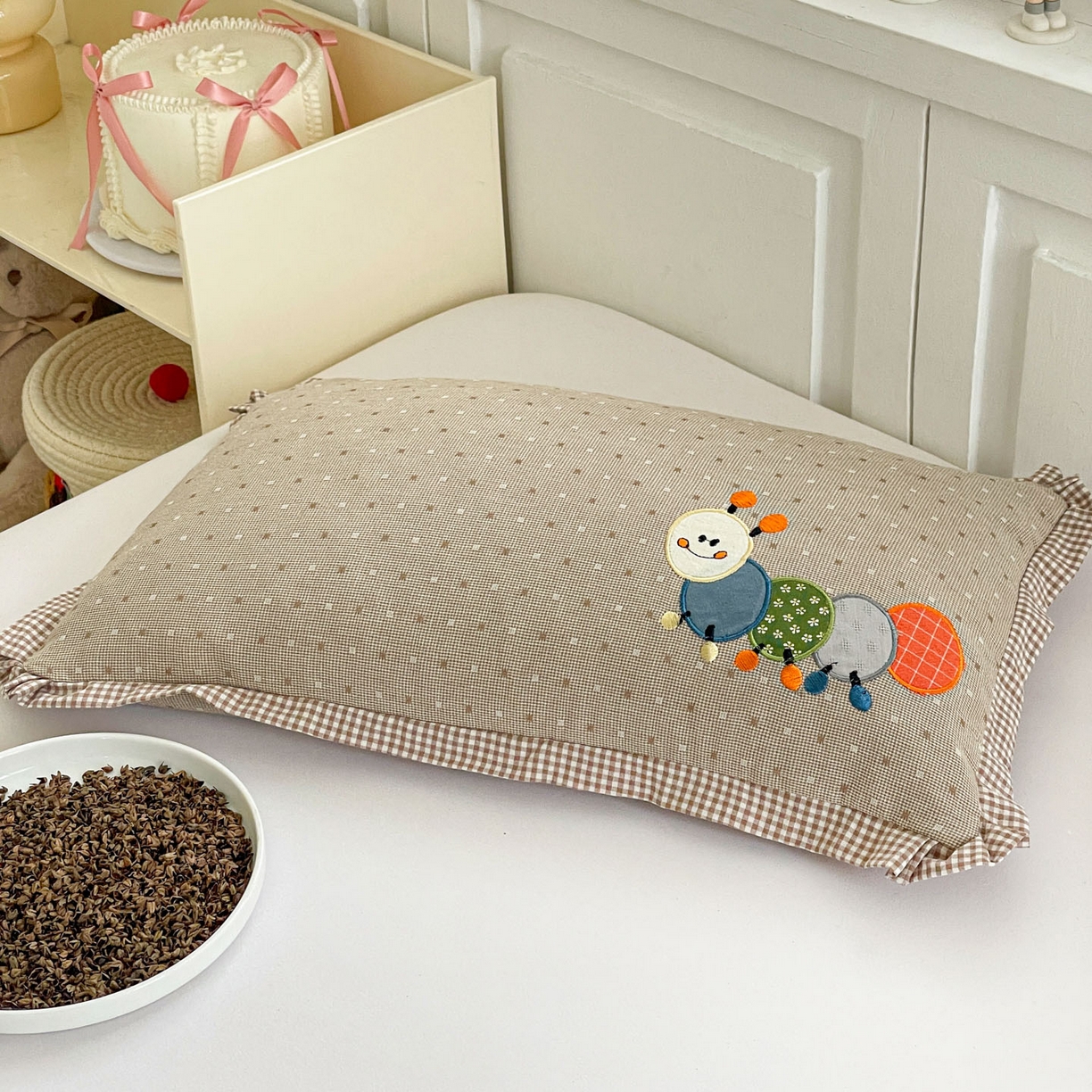 91家纺网 家纺一手货源 找家纺 （总）梦叶草 2026新款全棉色织荞麦枕糖果虫荞麦枕枕头枕芯