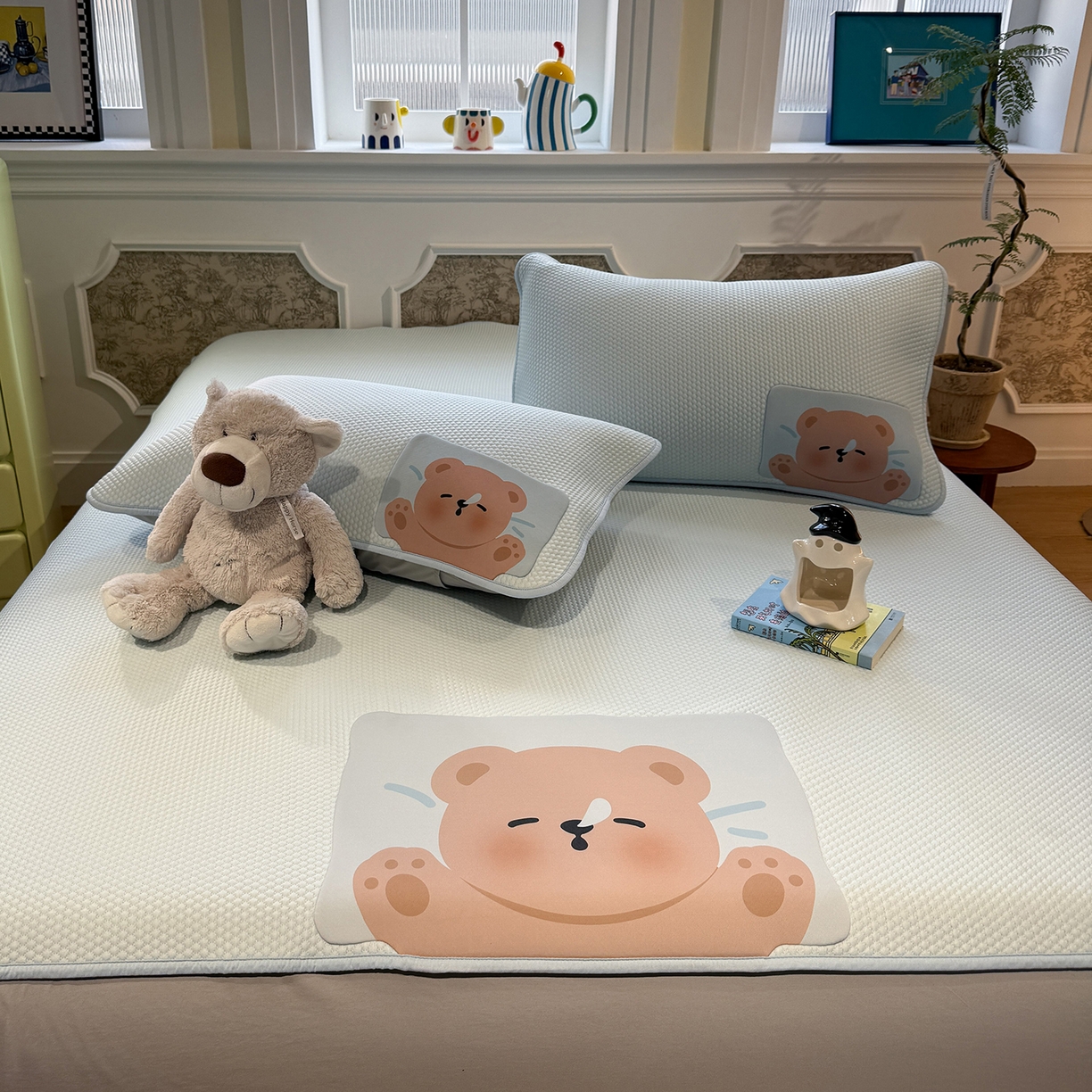 91家纺网 家纺一手货源 找家纺 Sweet dreams甜梦 2026新款A类锦氨异性贴布高端豆豆凉席-场景1 抱抱熊