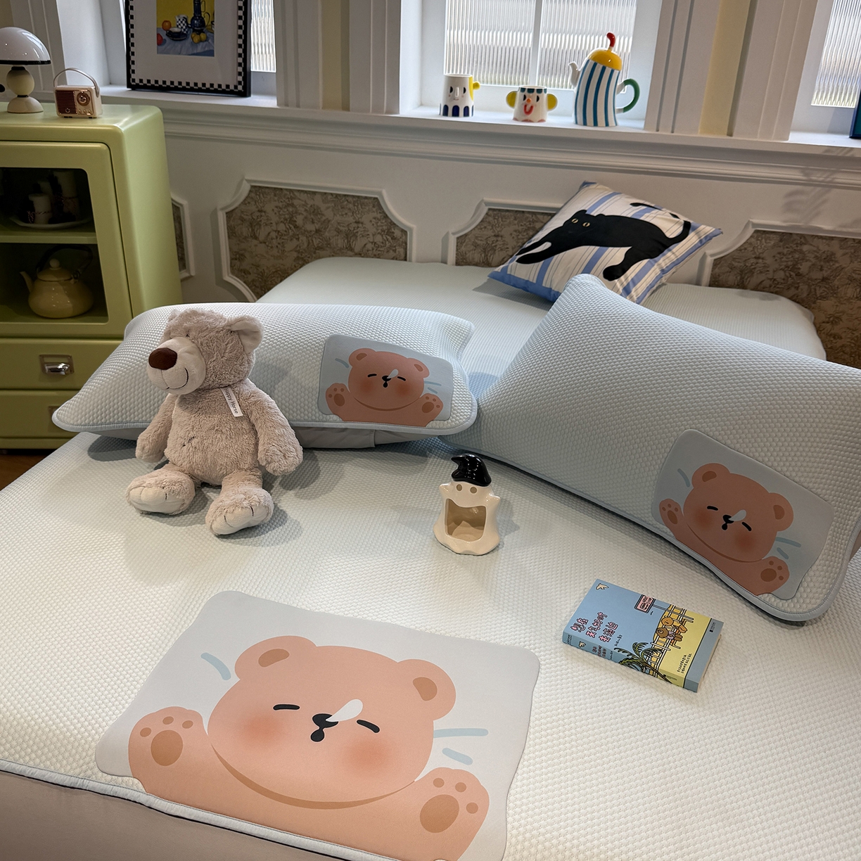 91家纺网 家纺一手货源 找家纺 Sweet dreams甜梦 2026新款A类锦氨异性贴布高端豆豆凉席-场景1 抱抱熊