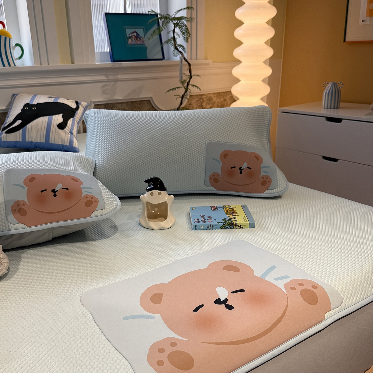 91家纺网 家纺一手货源 找家纺 Sweet dreams甜梦 2026新款A类锦氨异性贴布高端豆豆凉席-场景1 抱抱熊