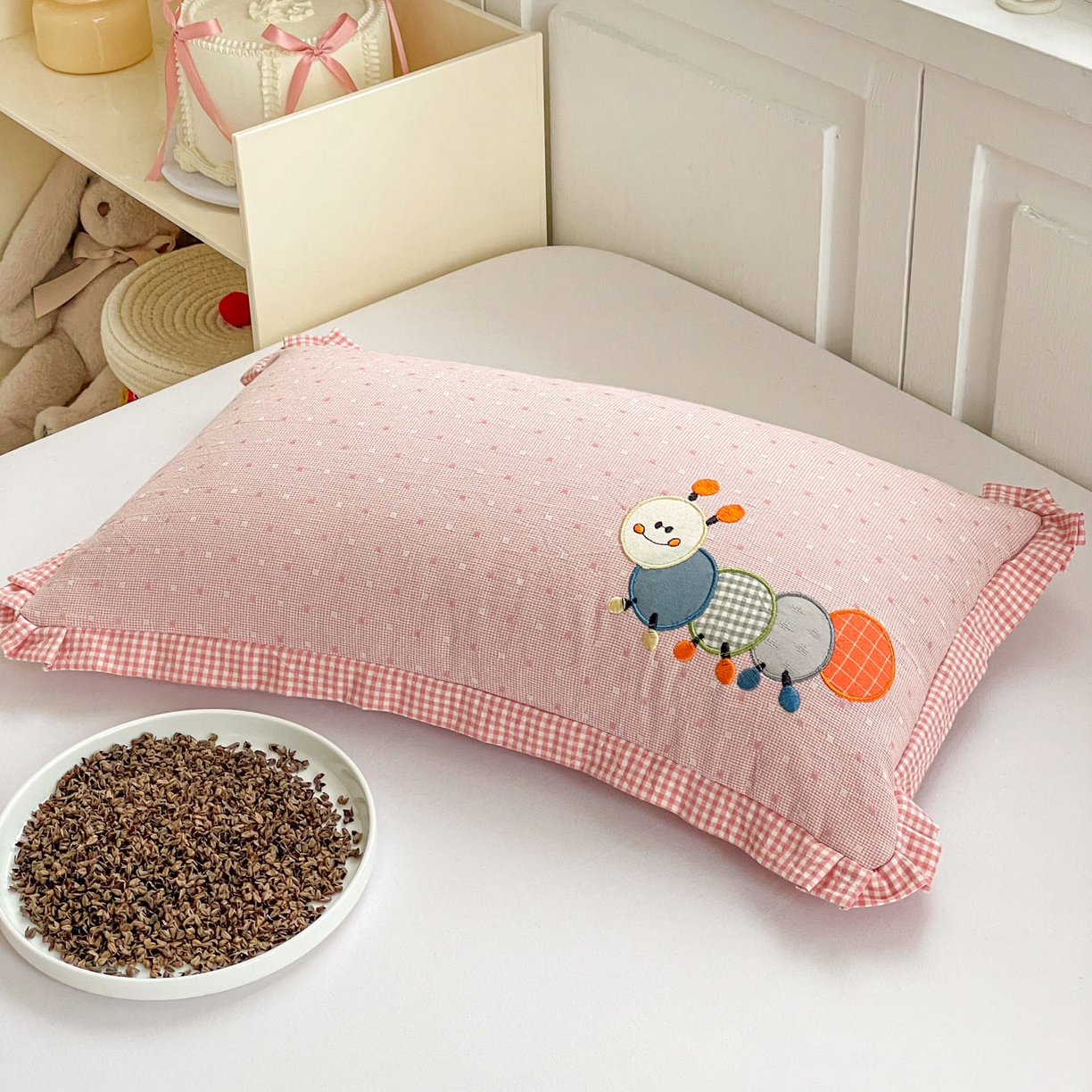 91家纺网 家纺一手货源 找家纺 梦叶草 2026新款全棉色织荞麦枕糖果虫荞麦枕枕头枕芯 糖果虫-粉色