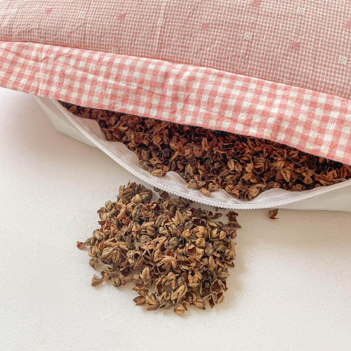 91家纺网 家纺一手货源 找家纺 梦叶草 2026新款全棉色织荞麦枕糖果虫荞麦枕枕头枕芯 糖果虫-粉色