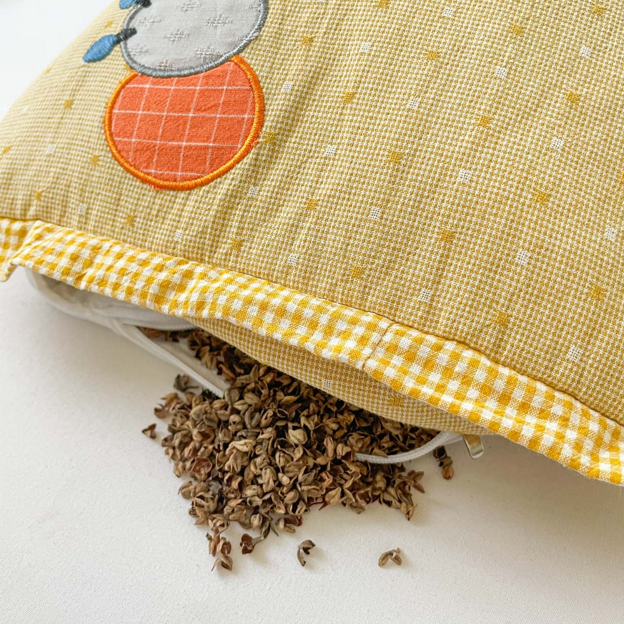 91家纺网 家纺一手货源 找家纺 梦叶草 2026新款全棉色织荞麦枕糖果虫荞麦枕枕头枕芯 糖果虫-米黄