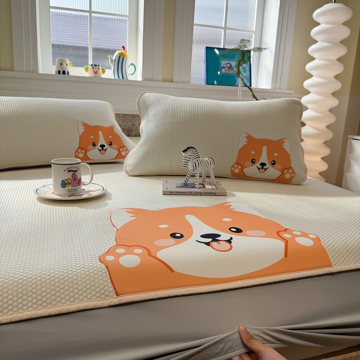 91家纺网 家纺一手货源 找家纺 Sweet dreams甜梦 2026新款A类锦氨异性贴布高端豆豆凉席-场景1 调皮狗