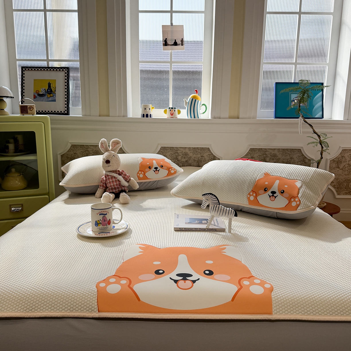 91家纺网 家纺一手货源 找家纺 Sweet dreams甜梦 2026新款A类锦氨异性贴布高端豆豆凉席-场景1 调皮狗