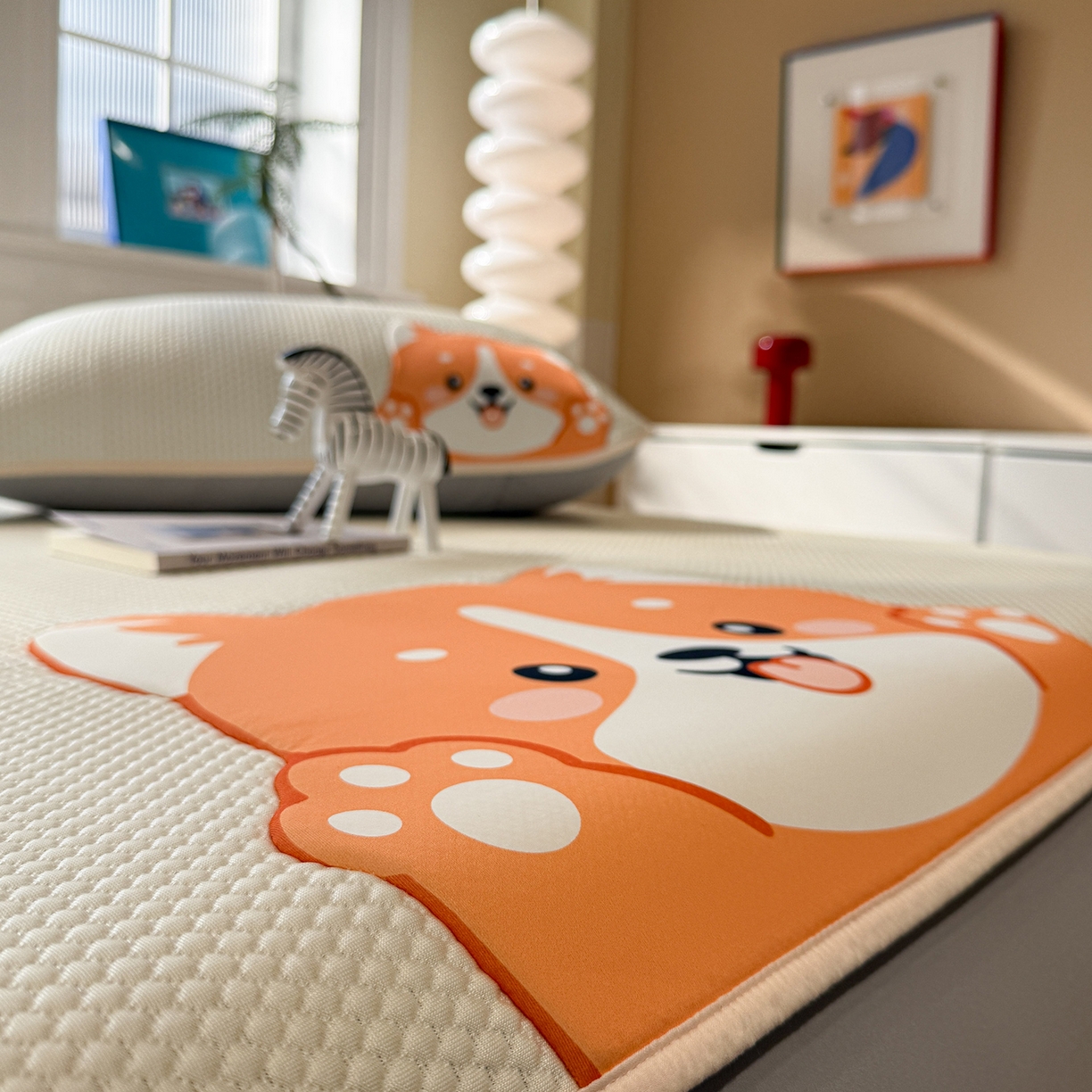 91家纺网 家纺一手货源 找家纺 Sweet dreams甜梦 2026新款A类锦氨异性贴布高端豆豆凉席-场景1 调皮狗