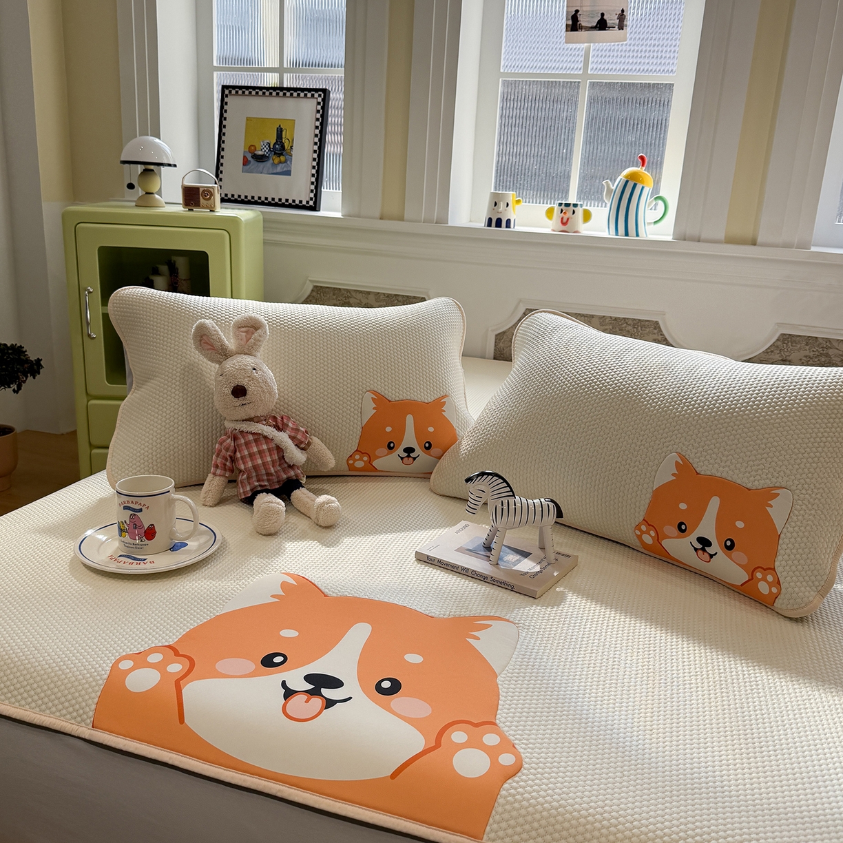 91家纺网 家纺一手货源 找家纺 Sweet dreams甜梦 2026新款A类锦氨异性贴布高端豆豆凉席-场景1 调皮狗