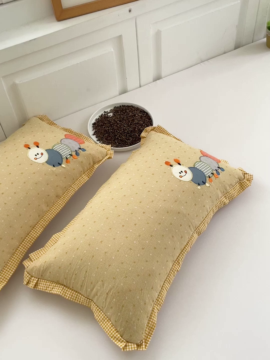 91家纺网 家纺一手货源 找家纺 梦叶草 2026新款全棉色织荞麦枕糖果虫荞麦枕枕头枕芯 糖果虫-米黄