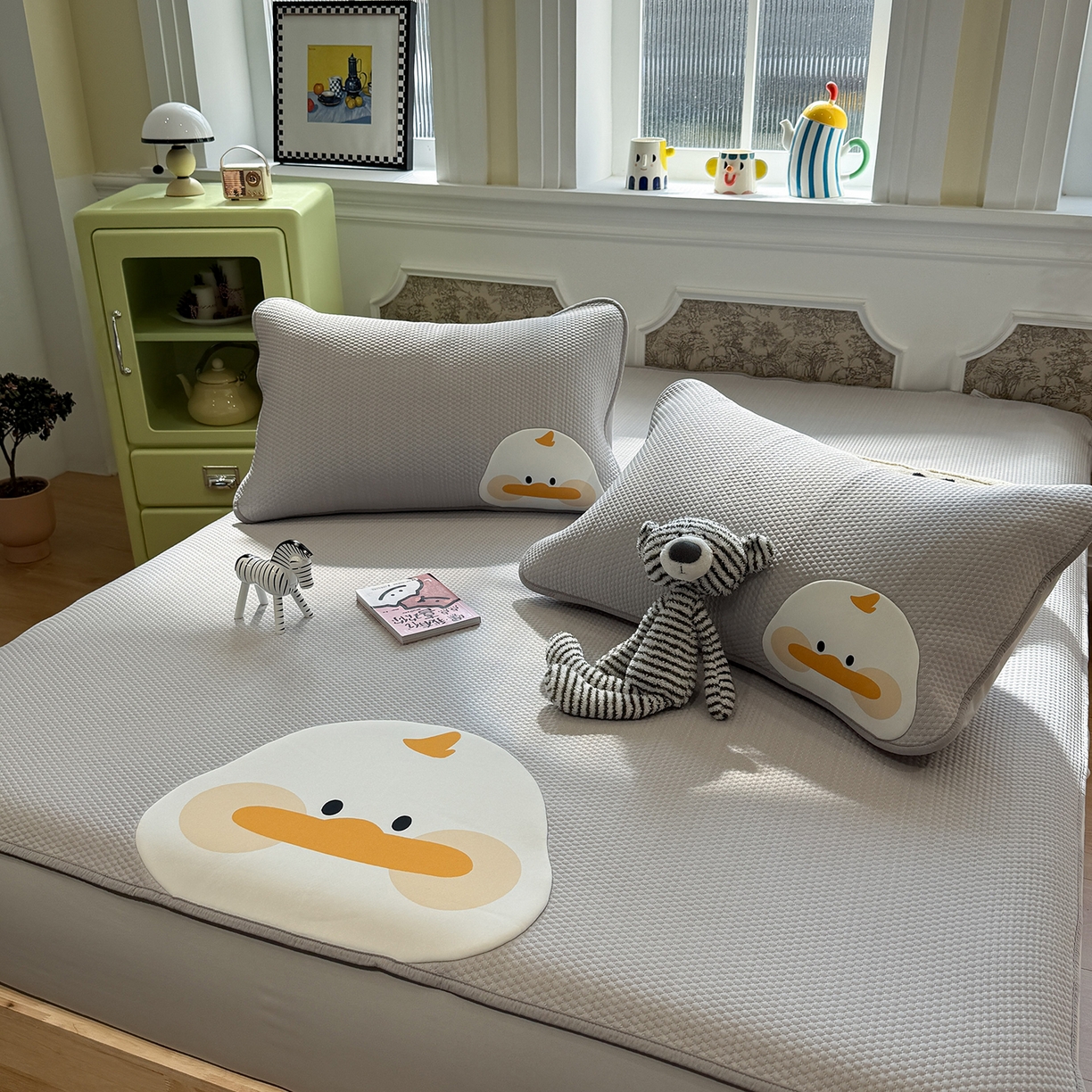 91家纺网 家纺一手货源 找家纺 Sweet dreams甜梦 2026新款A类锦氨异性贴布高端豆豆凉席-场景1 嘎嘎鸭