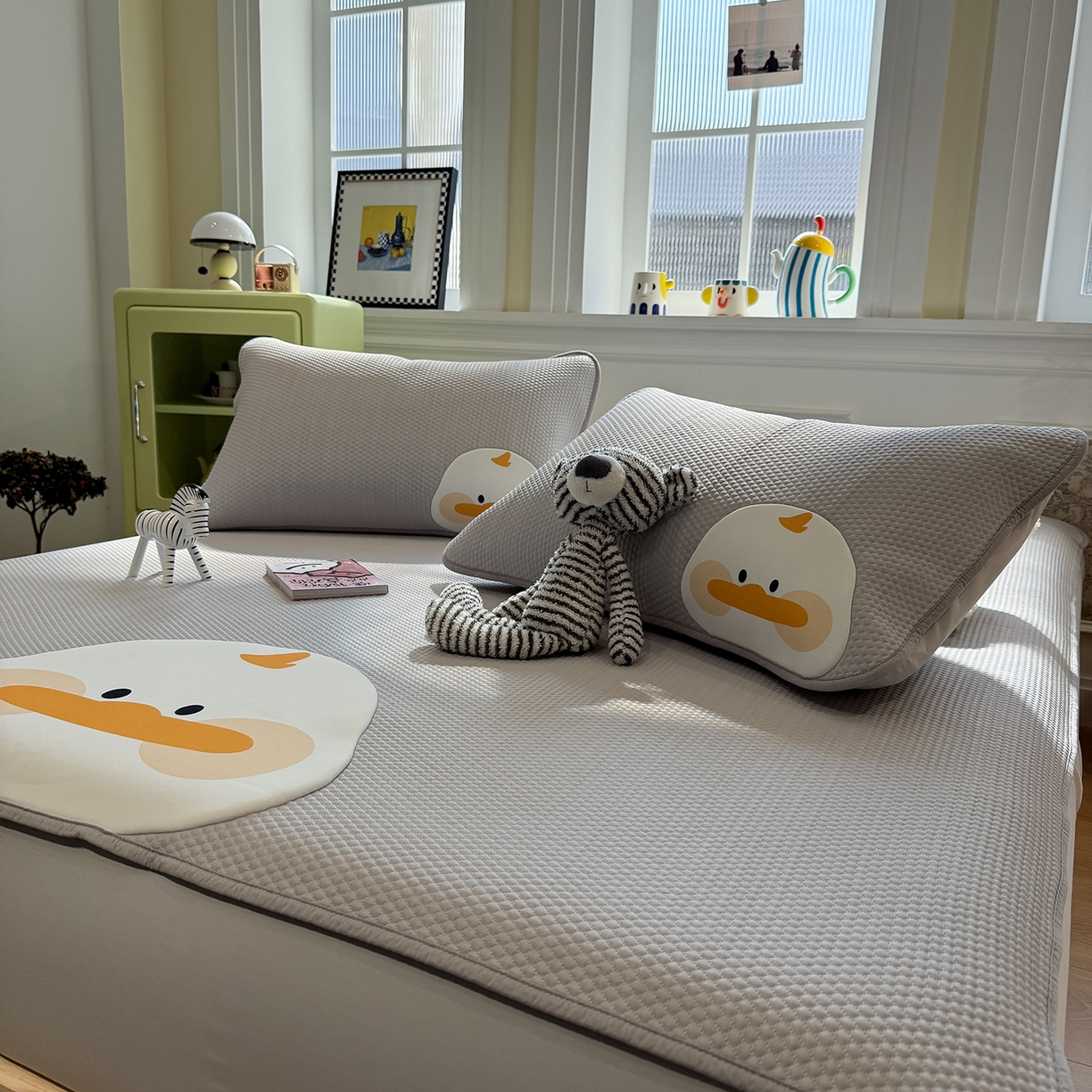 91家纺网 家纺一手货源 找家纺 Sweet dreams甜梦 2026新款A类锦氨异性贴布高端豆豆凉席-场景1 嘎嘎鸭