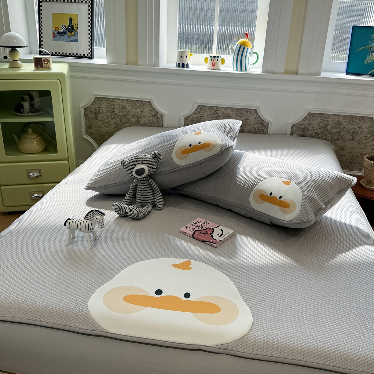 91家纺网 家纺一手货源 找家纺 Sweet dreams甜梦 2026新款A类锦氨异性贴布高端豆豆凉席-场景1 嘎嘎鸭