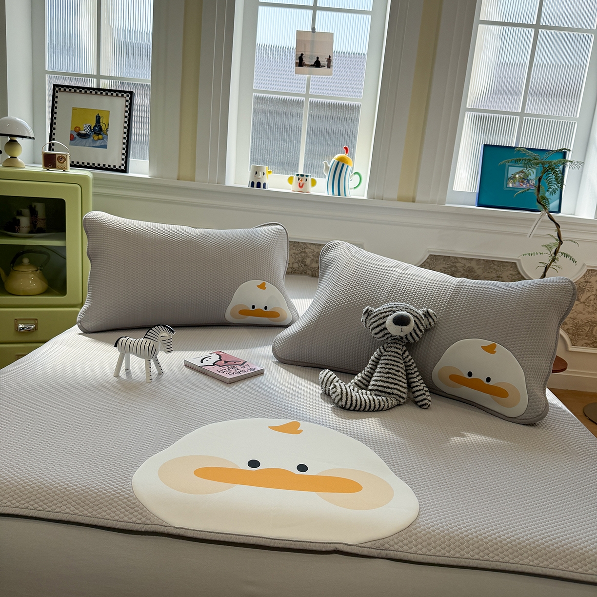 91家纺网 家纺一手货源 找家纺 Sweet dreams甜梦 2026新款A类锦氨异性贴布高端豆豆凉席-场景1 嘎嘎鸭