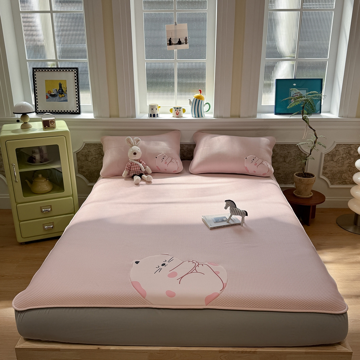 91家纺网 家纺一手货源 找家纺 Sweet dreams甜梦 2026新款A类锦氨异性贴布高端豆豆凉席-场景1 美梦猫