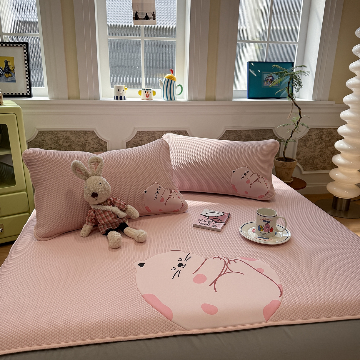 91家纺网 家纺一手货源 找家纺 Sweet dreams甜梦 2026新款A类锦氨异性贴布高端豆豆凉席-场景1 美梦猫