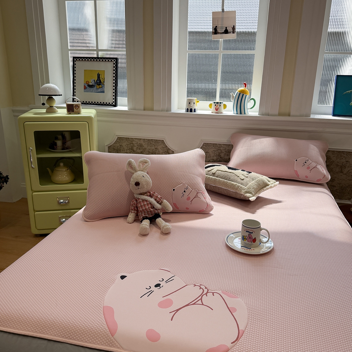 91家纺网 家纺一手货源 找家纺 Sweet dreams甜梦 2026新款A类锦氨异性贴布高端豆豆凉席-场景1 美梦猫