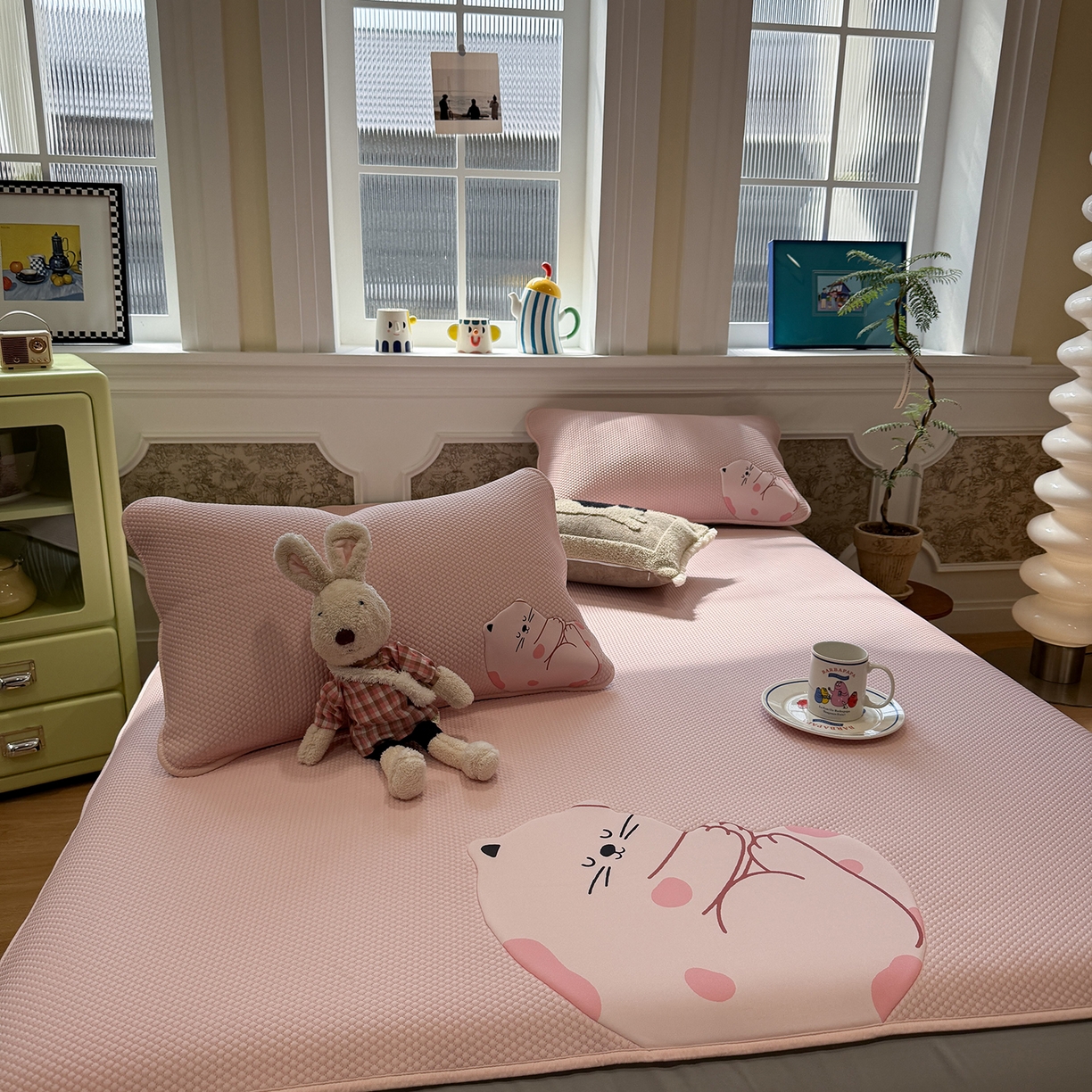 91家纺网 家纺一手货源 找家纺 Sweet dreams甜梦 2026新款A类锦氨异性贴布高端豆豆凉席-场景1 美梦猫