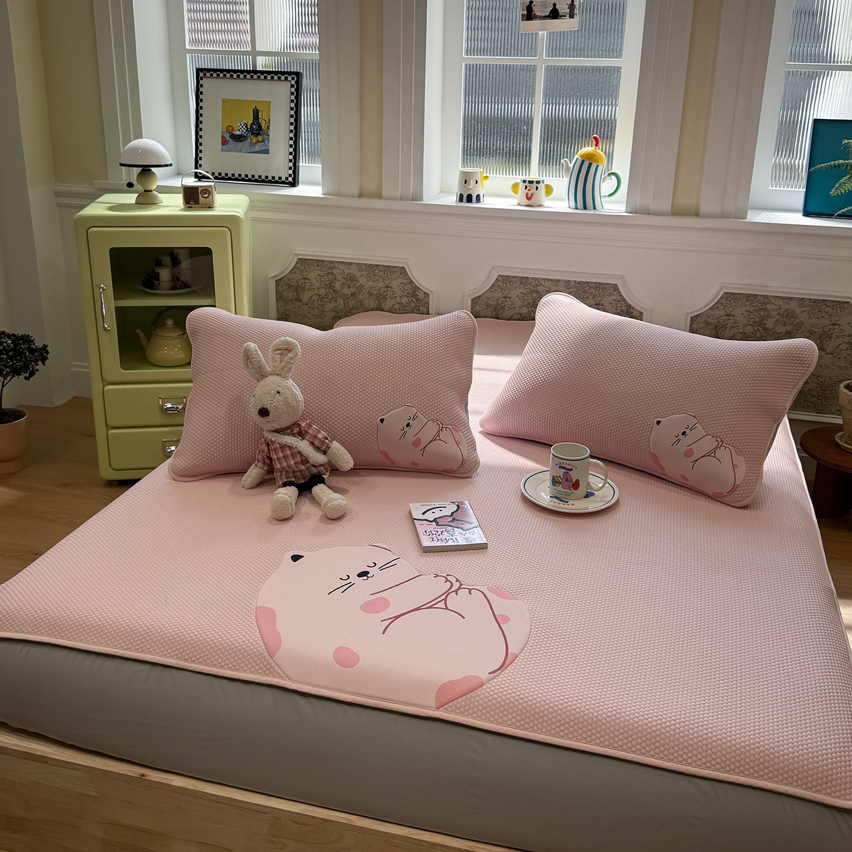 91家纺网 家纺一手货源 找家纺 Sweet dreams甜梦 2026新款A类锦氨异性贴布高端豆豆凉席-场景1 美梦猫