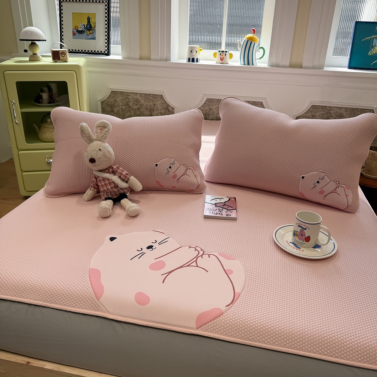 91家纺网 家纺一手货源 找家纺 Sweet dreams甜梦 2026新款A类锦氨异性贴布高端豆豆凉席-场景1 美梦猫