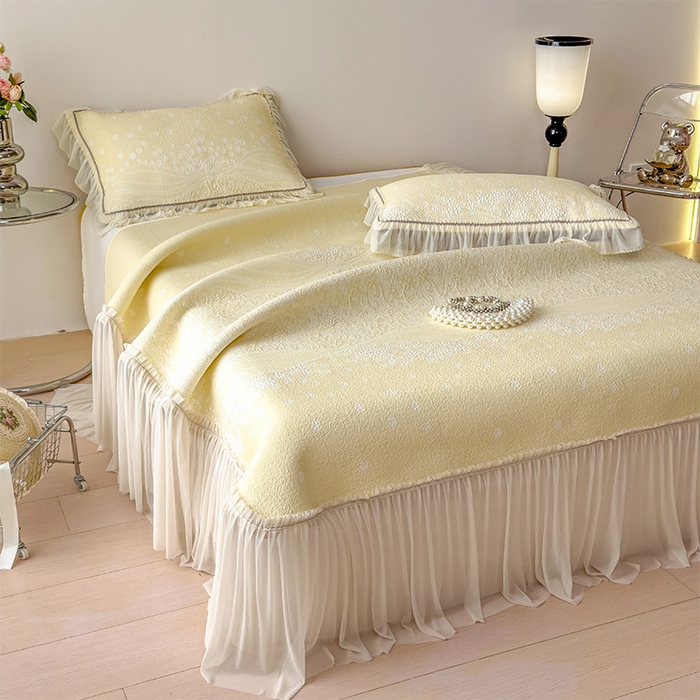 91家纺网 家纺一手货源 找家纺 孩子王家纺 2026新款冰豆豆凉席夏天冰丝席夏季凉感值过0.21可机洗双人床裙款A类母婴级软 花园淡雅黄