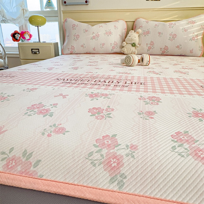 91家纺网 家纺一手货源 找家纺 几禾 2026新款卡通印花凉感凉豆豆凉席系列 粉色花海--床笠款