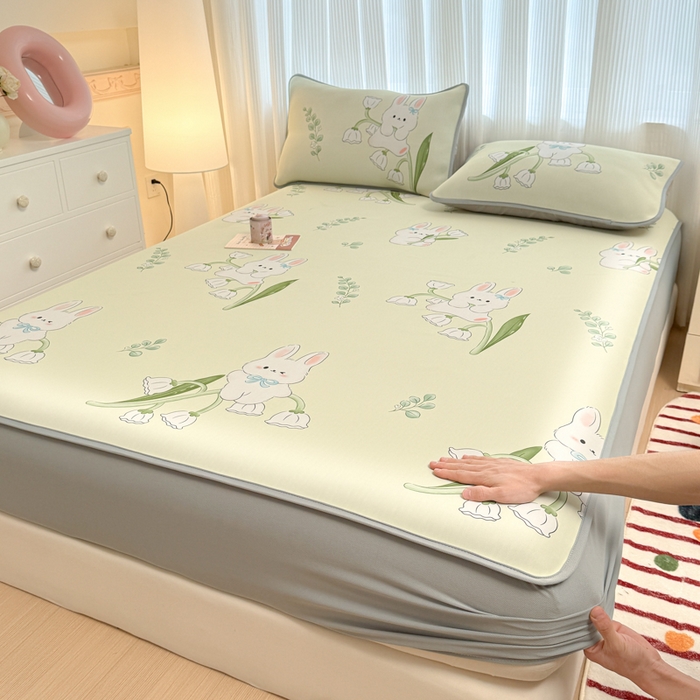 91家纺网 家纺一手货源 找家纺 布柔 2026新款冰皮凉席床笠冰丝小清新卡通印花软席可机洗 铃兰兔