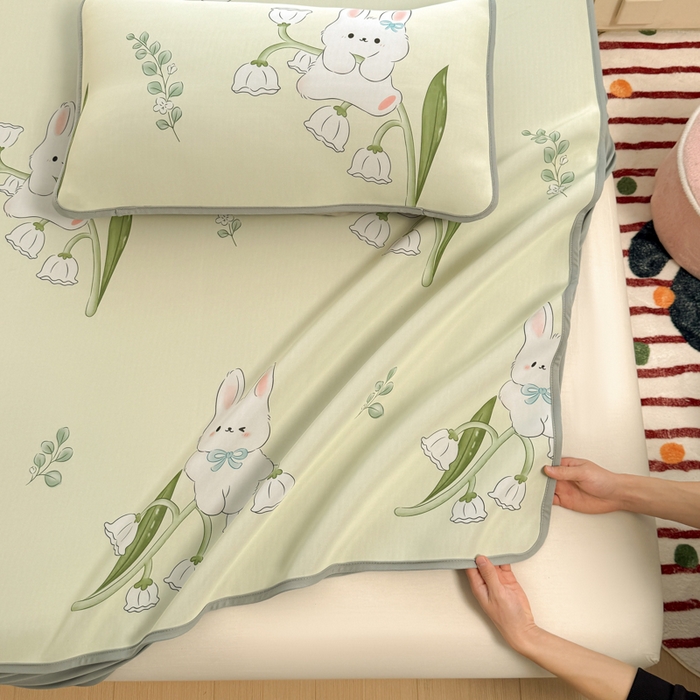 91家纺网 家纺一手货源 找家纺 布柔 2026新款冰皮凉席床笠冰丝小清新卡通印花软席可机洗 铃兰兔