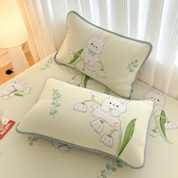 91家纺网 家纺一手货源 找家纺 布柔 2026新款冰皮凉席床笠冰丝小清新卡通印花软席可机洗 铃兰兔