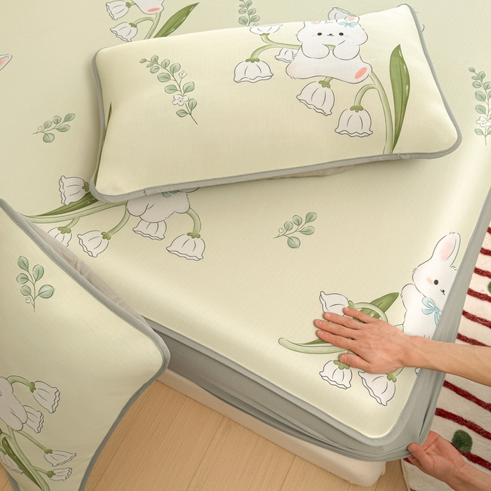 91家纺网 家纺一手货源 找家纺 布柔 2026新款冰皮凉席床笠冰丝小清新卡通印花软席可机洗 铃兰兔