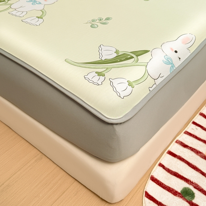 91家纺网 家纺一手货源 找家纺 布柔 2026新款冰皮凉席床笠冰丝小清新卡通印花软席可机洗 铃兰兔