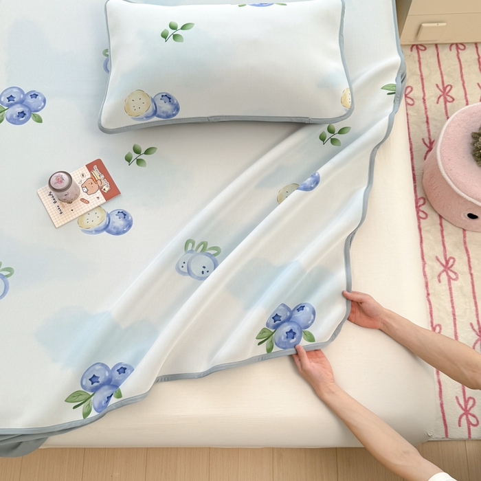 91家纺网 家纺一手货源 找家纺 布柔 2026新款冰皮凉席床笠冰丝小清新卡通印花软席可机洗 蓝莓