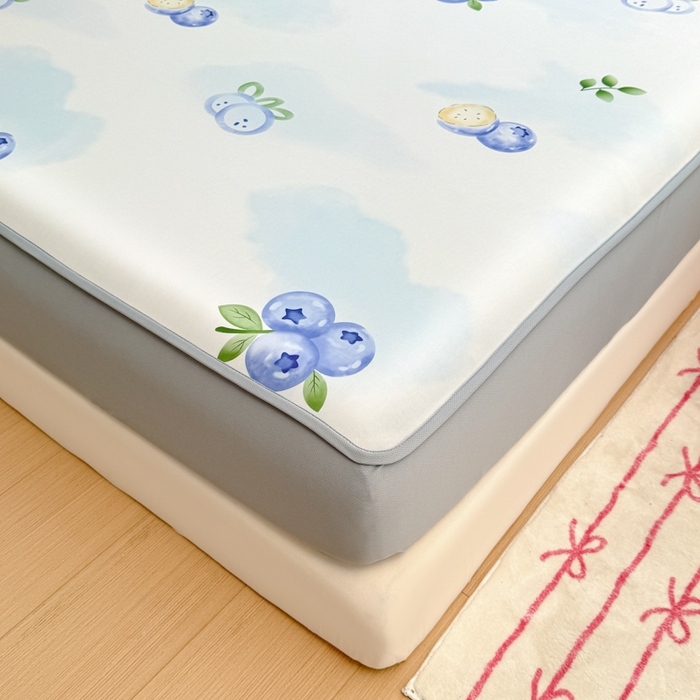 91家纺网 家纺一手货源 找家纺 布柔 2026新款冰皮凉席床笠冰丝小清新卡通印花软席可机洗 蓝莓