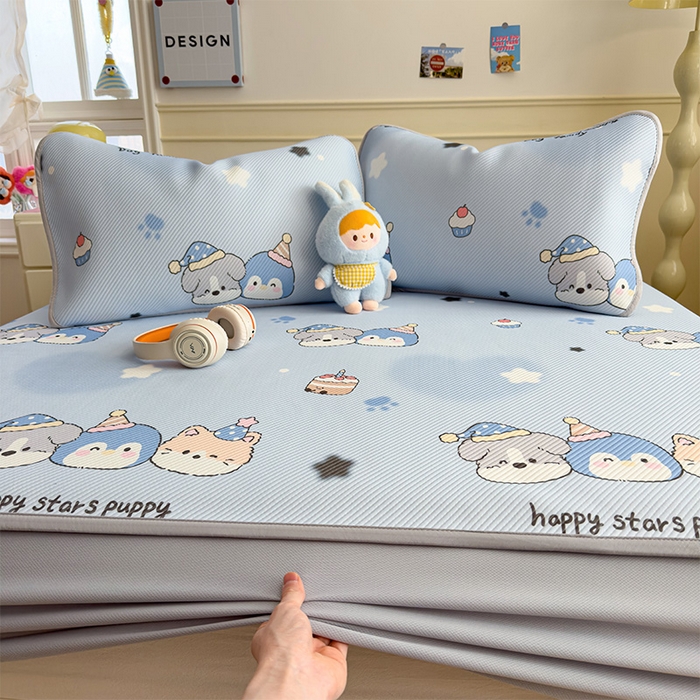 91家纺网 家纺一手货源 找家纺 几禾 2026新款卡通印花凉感凉豆豆凉席系列 开心一家--床笠款