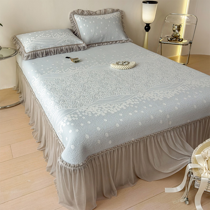 91家纺网 家纺一手货源 找家纺 孩子王家纺 2026新款冰豆豆凉席夏天冰丝席夏季凉感值过0.21可机洗双人床裙款A类母婴级软 花园尼罗淡蓝