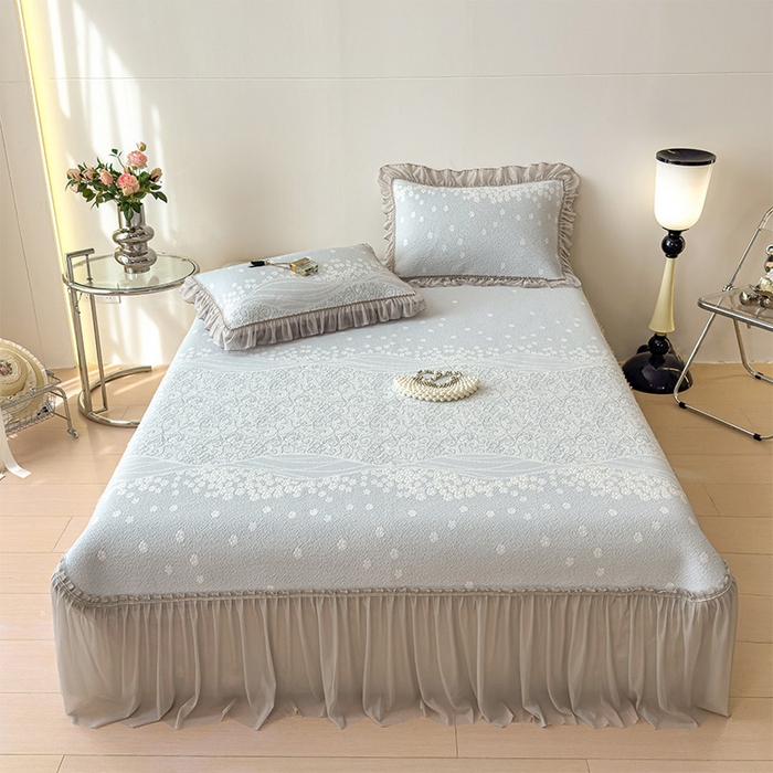 91家纺网 家纺一手货源 找家纺 孩子王家纺 2026新款冰豆豆凉席夏天冰丝席夏季凉感值过0.21可机洗双人床裙款A类母婴级软 花园尼罗淡蓝